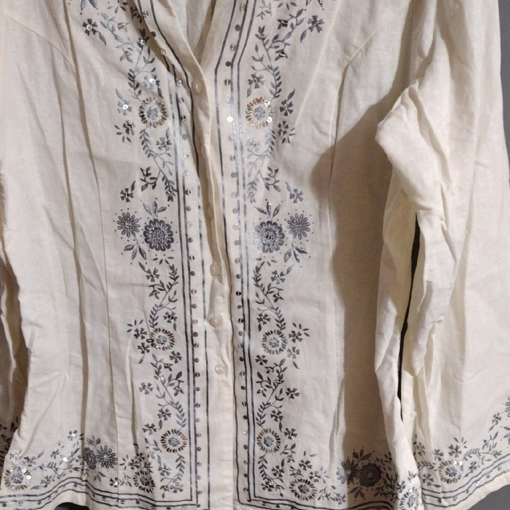 2/ 8 Dollars Sale Vibrant And Adorable Embossed Linen  Silver And Cream Blouse - Picture 3 of 5